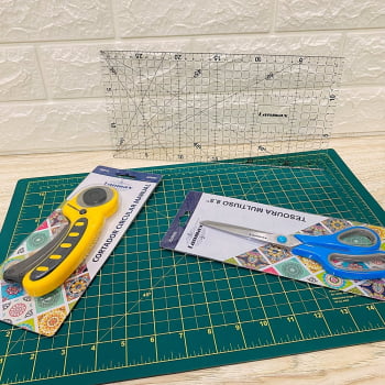 Kit Costura Criativa e Patchwork Completo com Base de Corte Regua Tesoura e Cortador Circular 45mm Kit Costura Criativa e Patchwork Completo com Base de Corte Regua Tesoura e Cortador Circular 45mm