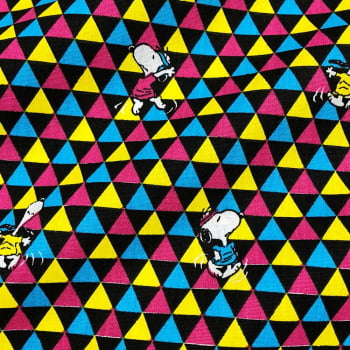 Tecido Tricoline Personagem Snoopy Pequeno e Triângulos Coloridos (Snoopy)