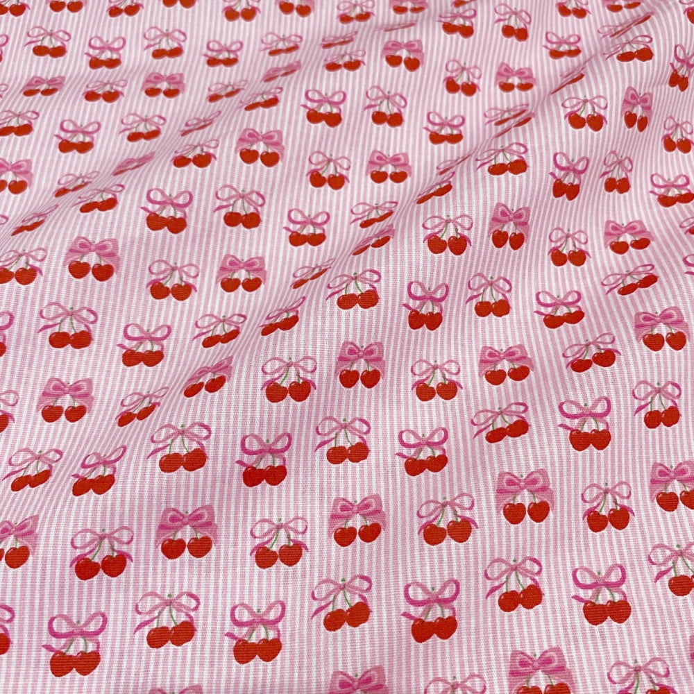 Tecido Tricoline Cerejas e Lacinhos Fundo Listras Rosa