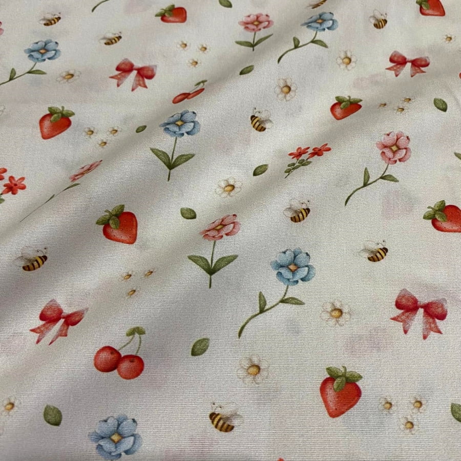 Tecido Tricoline Digital Moranguinhos Cerejas e Flores Fundo Branco Coleção Frutas Vermelhas
