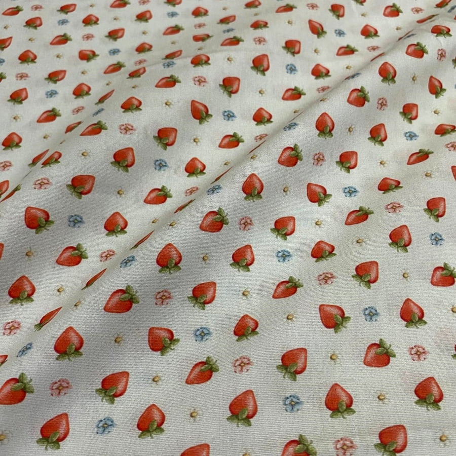 Tecido Tricoline Digital Moranguinhos Fundo Branco Coleção Frutas Vermelhas