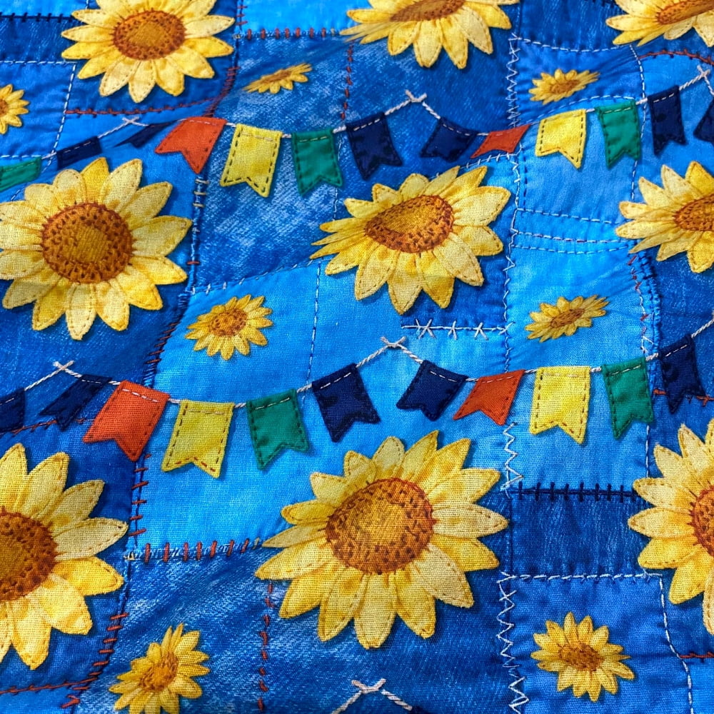 Tecido Tricoline Festa Junina Jeans Remendado Aplique Girassol e Bandeirinhas