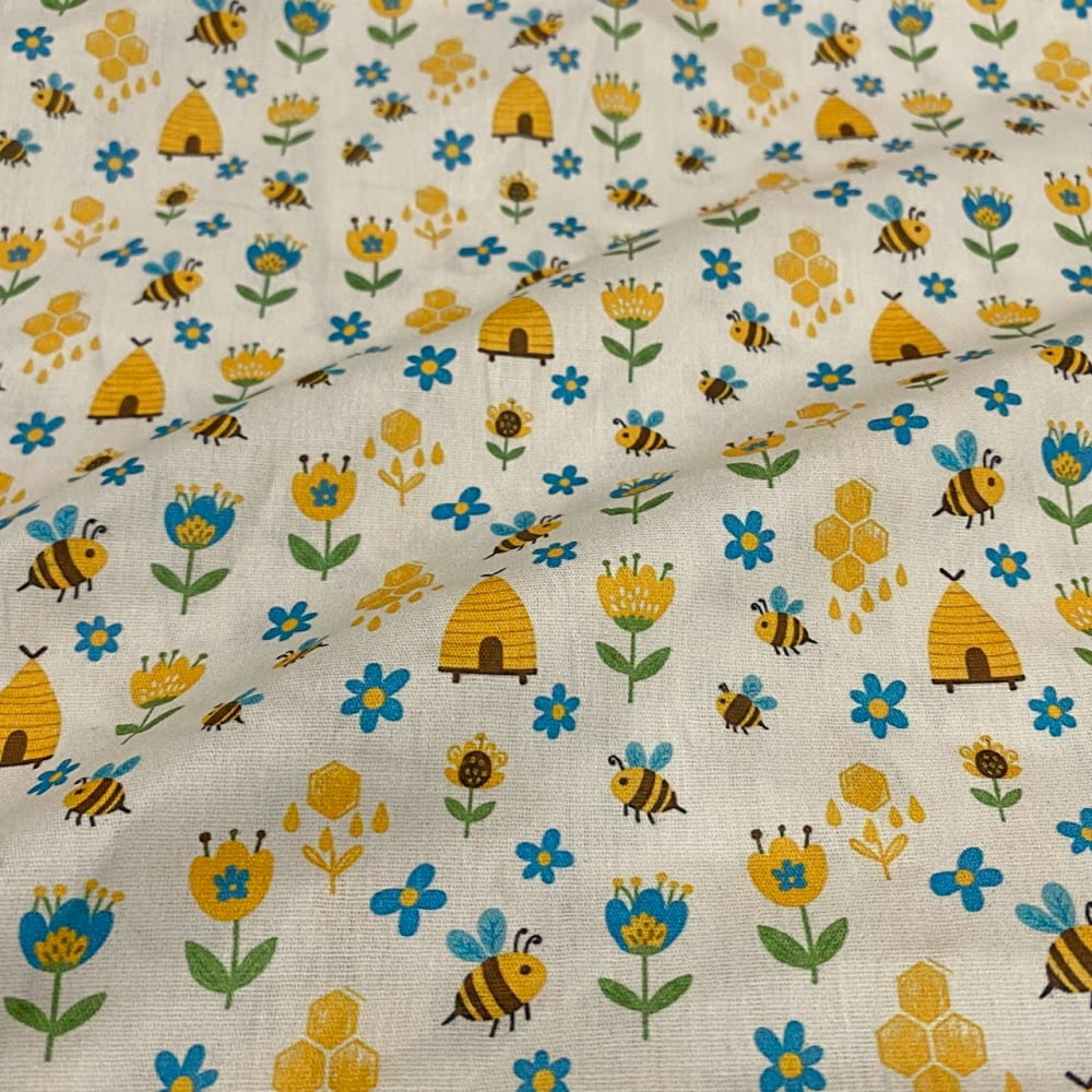 Tecido Tricoline Flores e Abelhinhas Fundo Branco