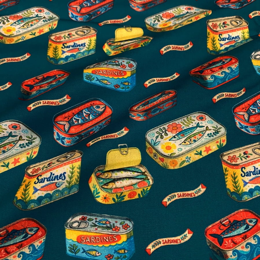 Tecido Tricoline Digital Latinhas Fundo Azul Petróleo Coleção Sardinhas  