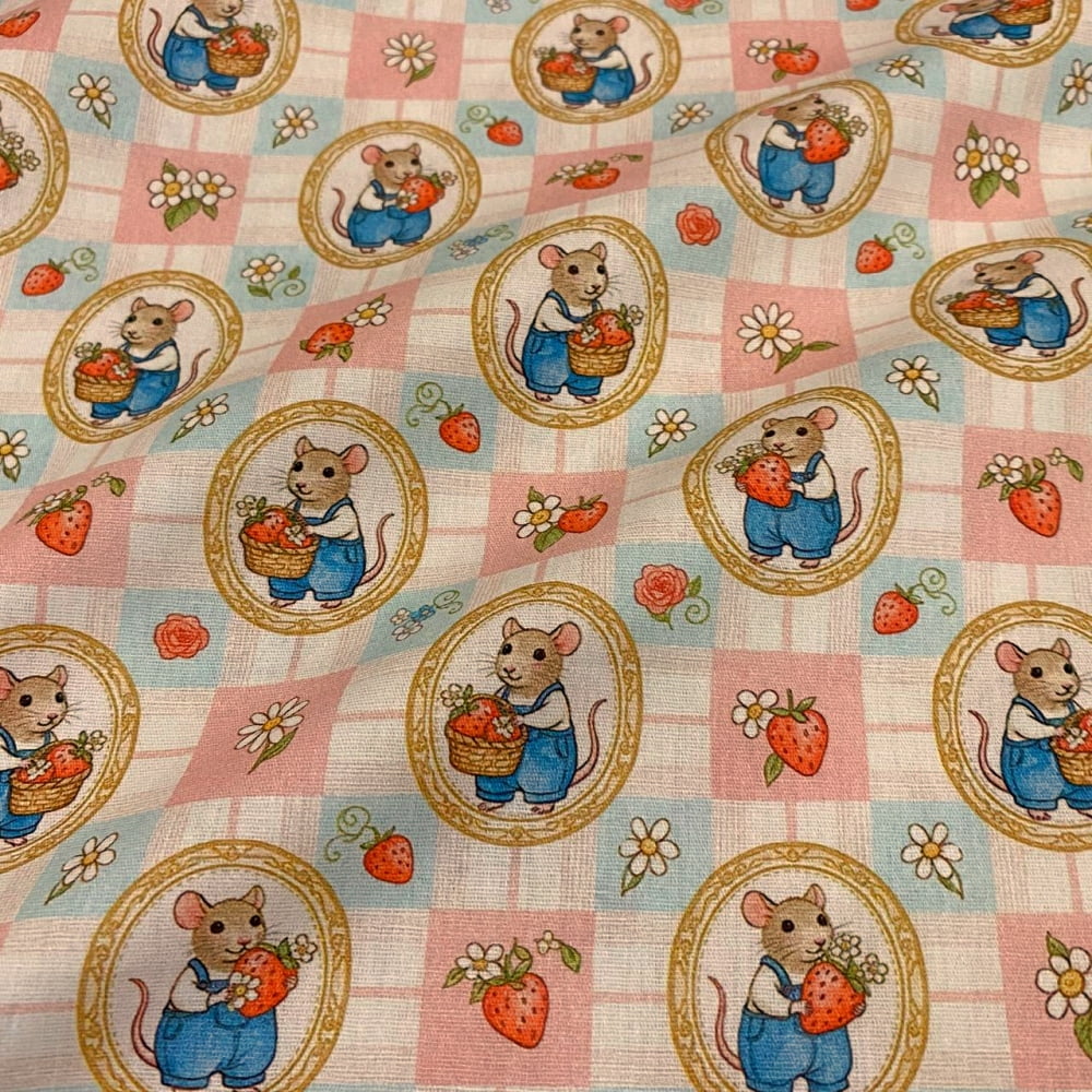 Tecido Tricoline Mini Ratinhos Morangos e Flores Fundo Xadrez