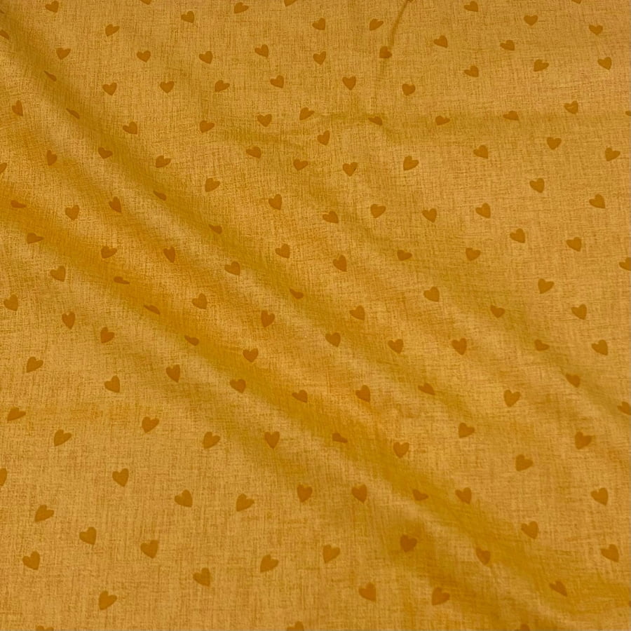 Tecido Tricoline Corações Amarelo Mostarda Tom Sobre Tom (Basics & Colors) 