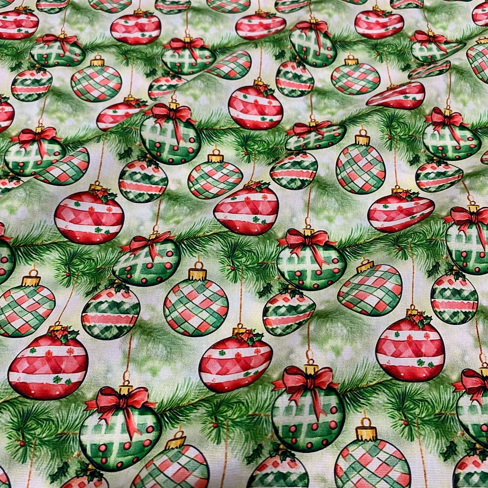 Tecido Tricoline Digital Natal Bolas Vermelho e Verde Fundo Folhas